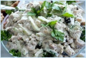 легкий и сытный салат из отварной грудки