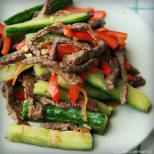 мясо по корейски с огурцами и перцем 