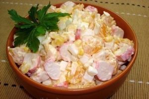 салат с королевскими креветками