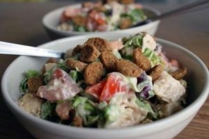 Сытный салат с курицей и сыром к ужину