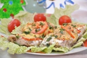 Рыба запечённая с помидорами и сыром