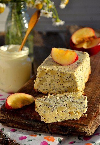 Творожная запеканка с яблоком и маком
