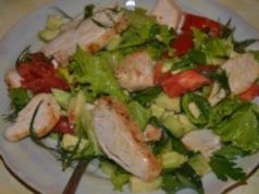 Низкокалорийный вкусный салат с курицей