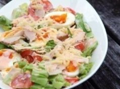 Салат с курицей, яйцом и помидором