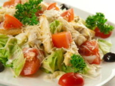 Классический салат «Цезарь» с курицей