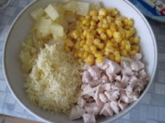 Салат из курицы с сыром и ананасом