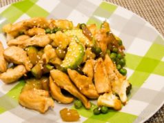 Куриная грудка, тушеная с кабачком и горошком в соевом соусе