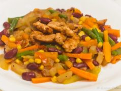 Курица с соевым соусом и тушеные овощи с фасолью