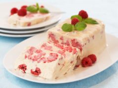 Легкий торт из йогурта и фруктов без выпечки