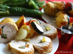 Пряный рулет из куриной грудки с сыром