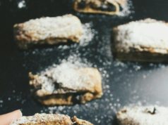 Рулетики из творожного теста с изюмом и корицей.