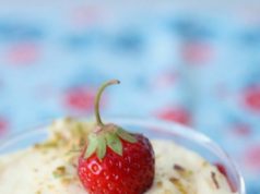 Творожный десерт с клубникой