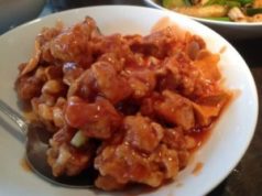 Фасоль с куриной грудкой в томатном соусе