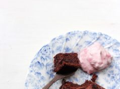 Шоколадный пирог с вишней