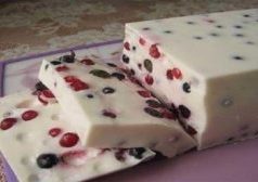 Йогуртовый десерт с желатином и ягодами