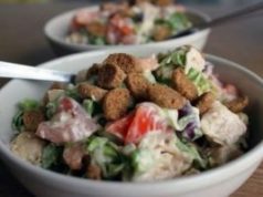 Сытный салат с курицей и сыром к ужину