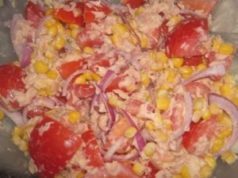 Салат из помидоров и с консервированным тунцом