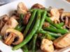 Стручковая фасоль с грибами и курицей