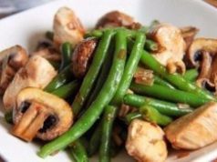 Стручковая фасоль с грибами и курицей