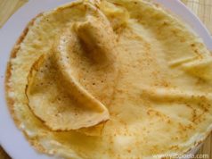 Как готовятся тонкие блины на молоке с дырочками?