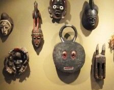 Африканские маски в интерьере как часть африканского стиля