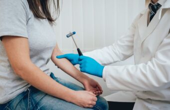 С какими симптомами следует обратиться к неврологу?