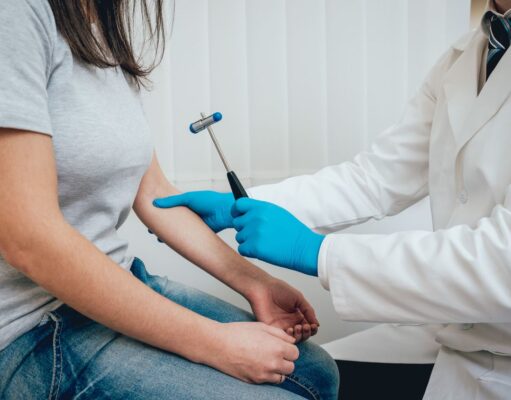 С какими симптомами следует обратиться к неврологу?