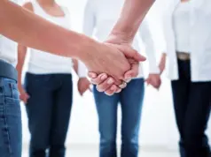 Анонимная помощь в реабилитации алкоголикам и наркозависимым: путь к новой жизни